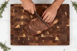 Billot de cuisine Wusaki en bois d'acacia réversible damier 48 x 35 x 3,8cm