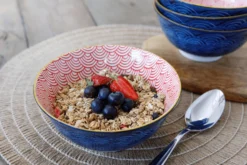 Bol en grès émaillé KitchenCraft motif arc bleu et rouge