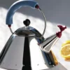 Bouilloire induction Alessi Oisillon en inox 18/10 design par Michael Graves