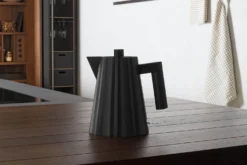 Bouilloire électrique Alessi Plissé noire design par Michele De Lucchi