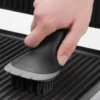 Brosse pour grille rainurée OXO avec racloir