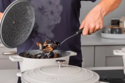 Cocotte MasterClass compatible induction en fonte d'aluminium blanc crème 4L