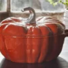 Cocotte Staub citrouille en fonte émaillée orange 24cm