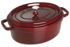 Cocotte Staub ovale en fonte émaillée grenadine