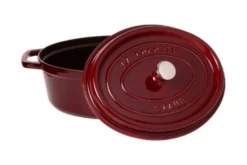 Cocotte Staub ovale en fonte émaillée grenadine