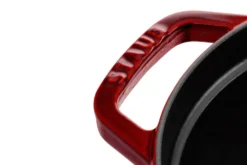 Cocotte Staub ovale en fonte émaillée grenadine