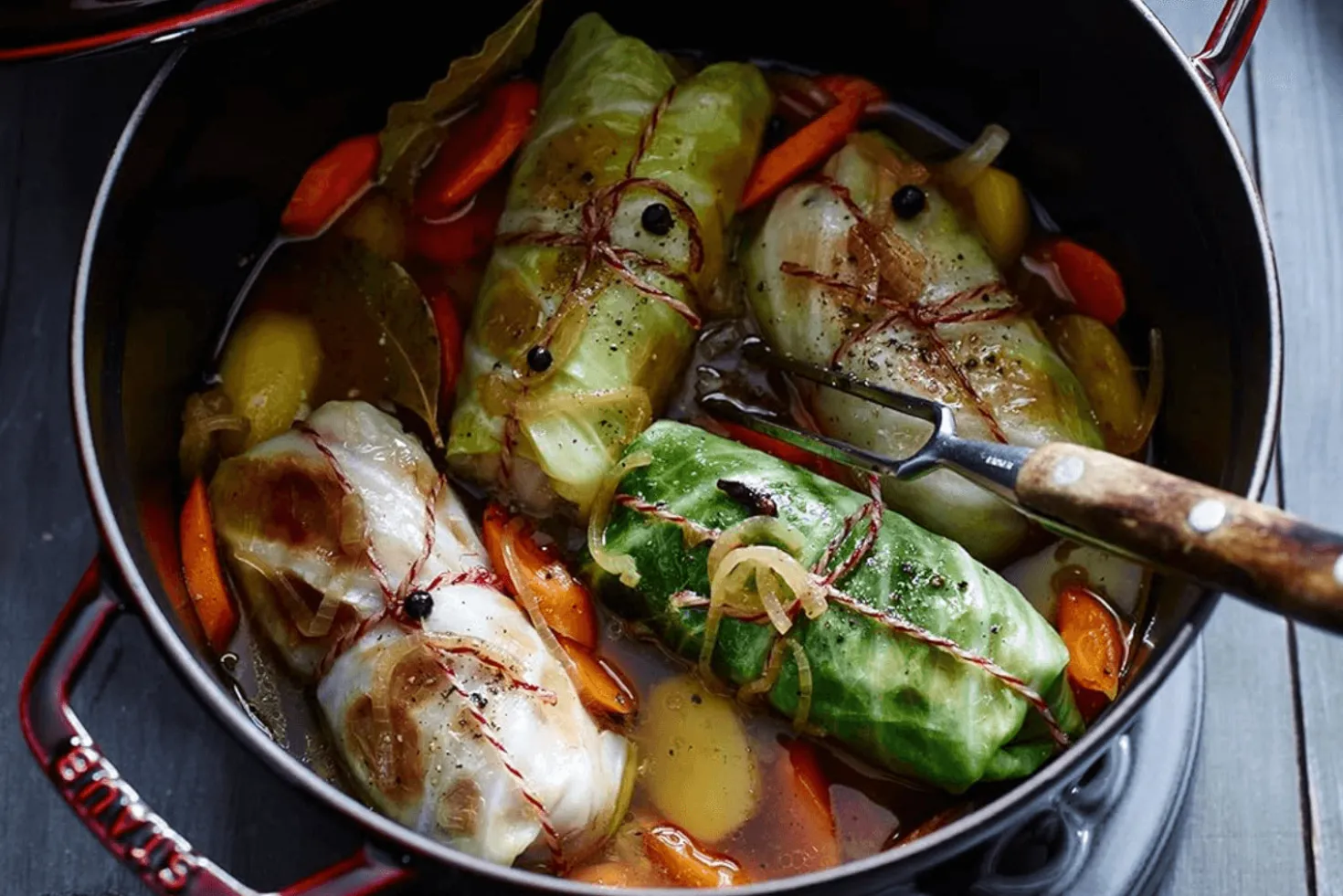 Cocotte Staub ronde en fonte émaillée grenadine