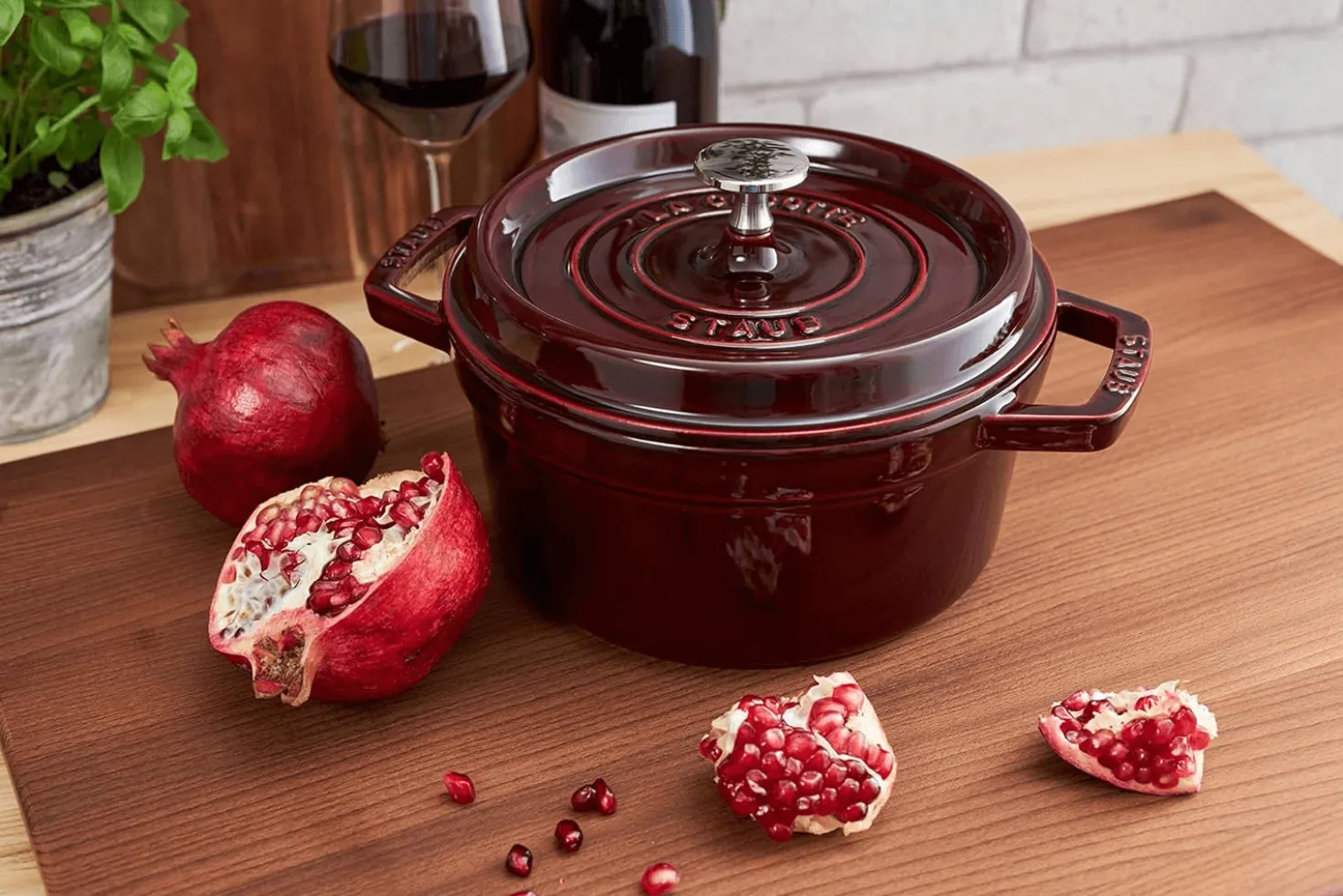 Cocotte Staub ronde en fonte émaillée grenadine