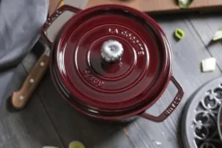 Cocotte Staub ronde en fonte émaillée grenadine