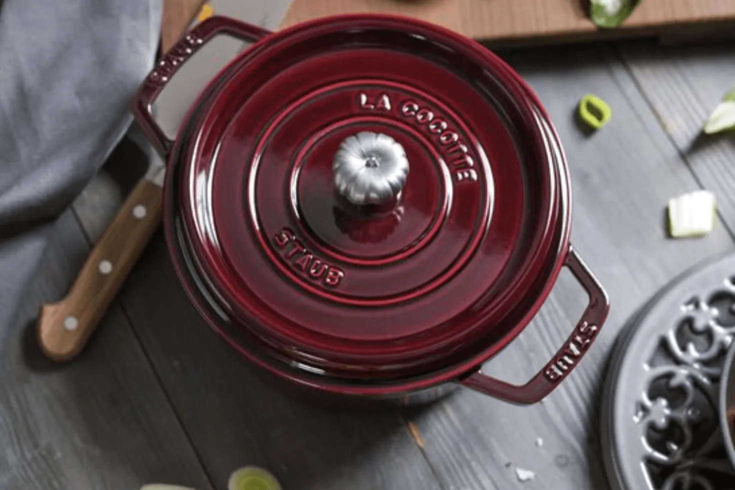 Cocotte Staub ronde en fonte émaillée grenadine