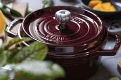 Cocotte Staub ronde en fonte émaillée grenadine