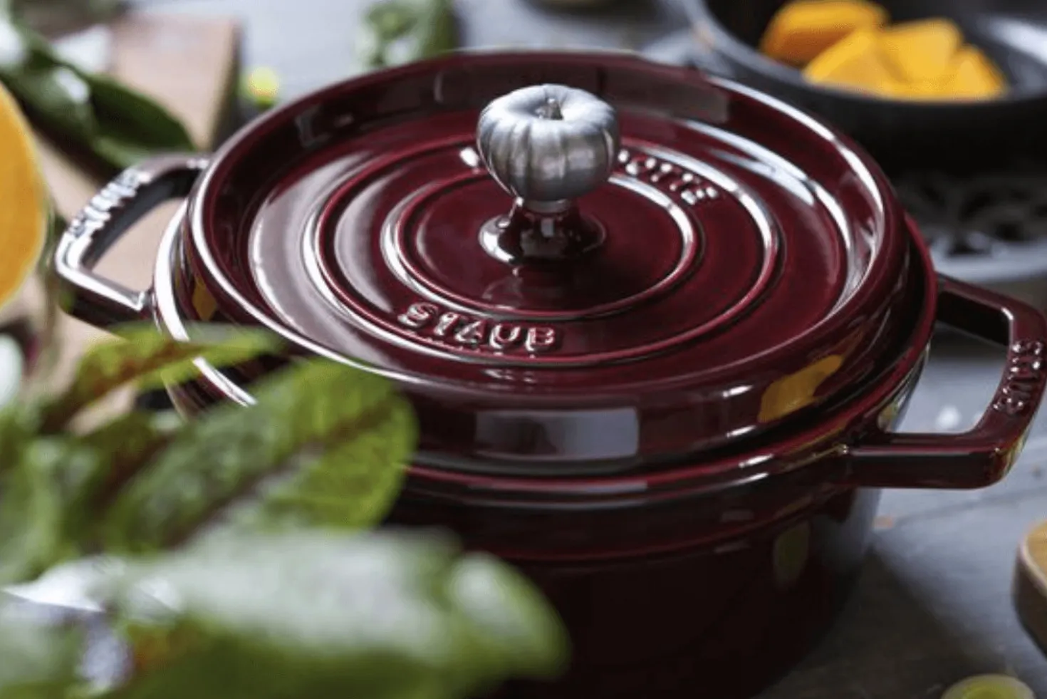 Cocotte Staub ronde en fonte émaillée grenadine