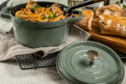 Cocotte Staub ronde en fonte émaillée Eucalyptus