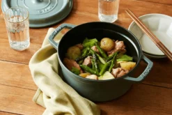 Cocotte Staub ronde en fonte émaillée Eucalyptus