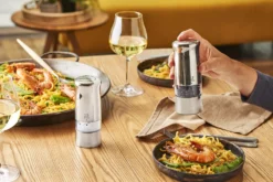 Coffret duo de moulins électriques à sel et à poivre Peugeot Zeli 14cm en ABS brossé