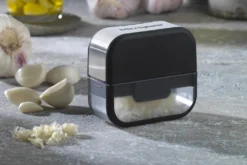 Coupe-ail Microplane noir avec grattoir