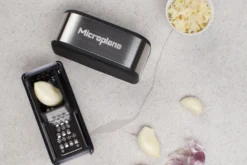 Coupe-ail Microplane noir avec grattoir