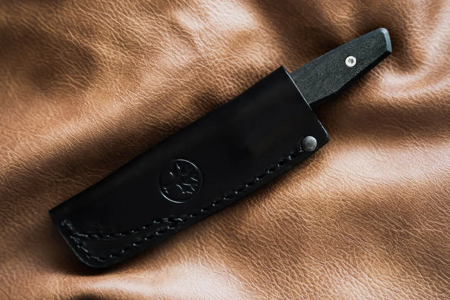 Couteau Böker AK1 Damas 122509DAM lame damassée 7,9cm manche en carbone + étui en cuir