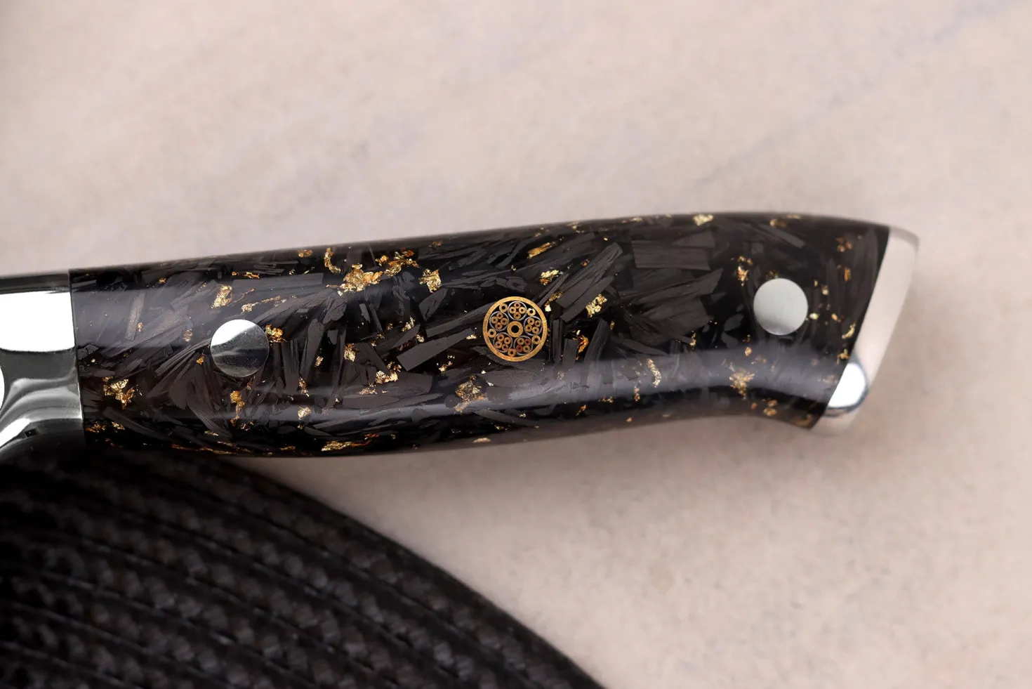 Couteau de chef chinois Wusaki Sakin Damas 10Cr 19cm manche en fibre de carbone et feuille d'or