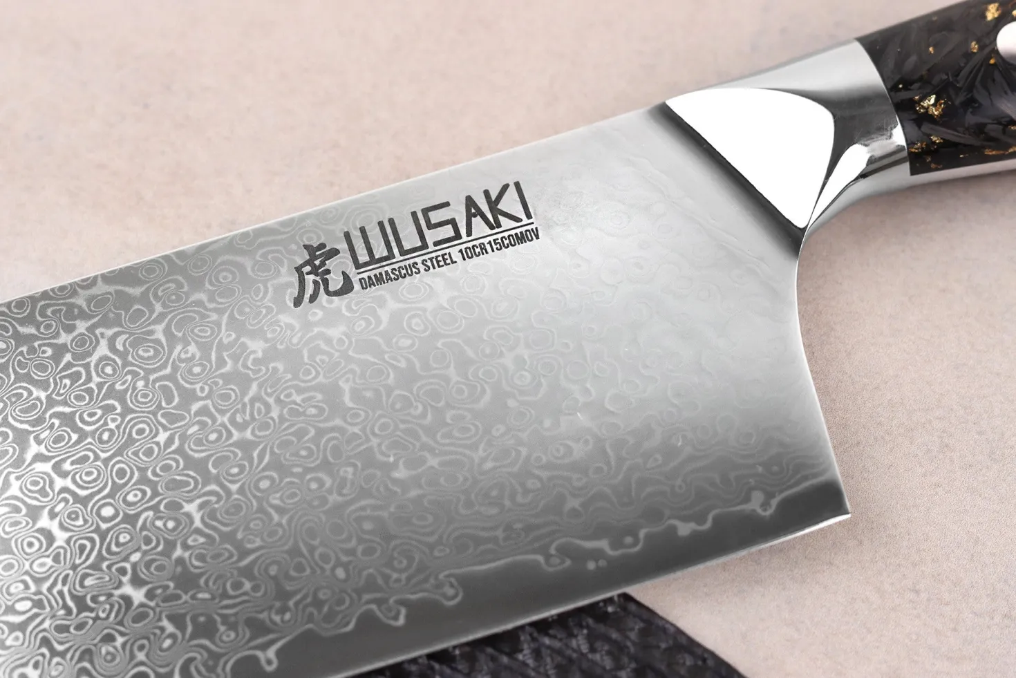 Couteau de chef chinois Wusaki Sakin Damas 10Cr 19cm manche en fibre de carbone et feuille d'or