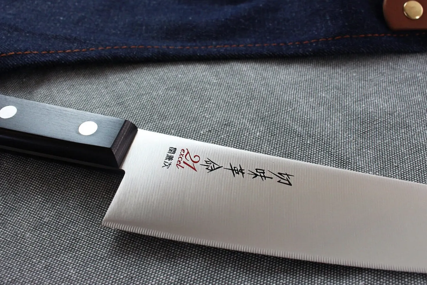 Couteau de chef japonais Kanetsugu Rev 21 lame 18cm micro dentée
