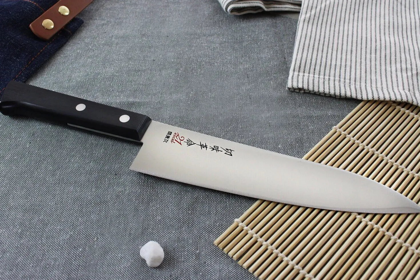 Couteau de chef japonais Kanetsugu Rev 21 lame 18cm micro dentée