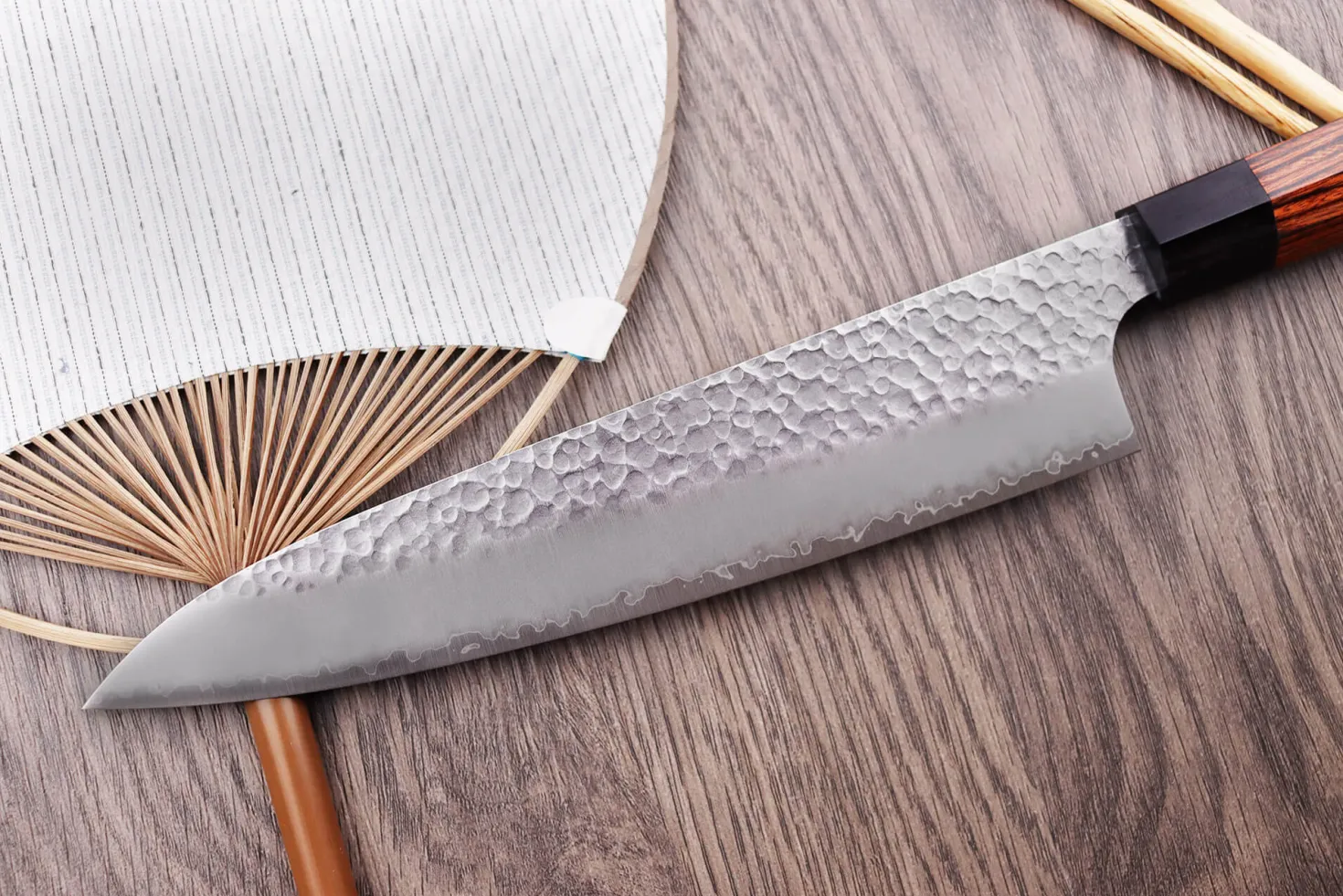 Couteau de chef japonais Kanetsugu Heptagon Uto martelé 20cm