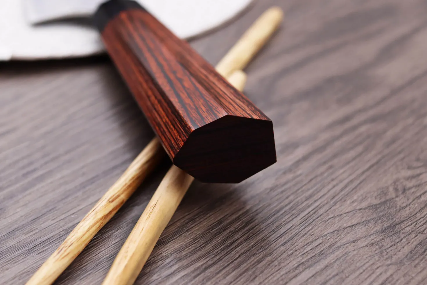 Couteau de chef japonais Kanetsugu Heptagon Uto martelé 20cm
