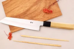 Couteau de chef kiritsuke 21cm japonais artisanal Momotaro Ginsan manche en magnolia