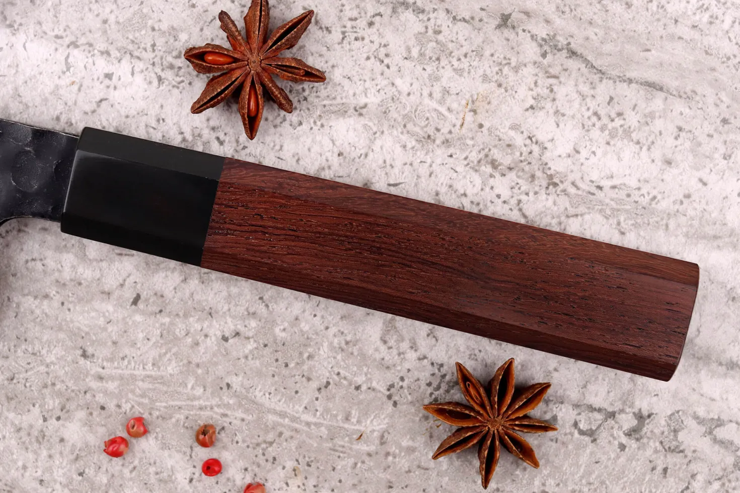 Couteau de chef Sayuto Séquoia San Mai martelé 21cm