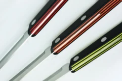 Couteau de table GÜDE Universel 10cm micro-denté manche noir/rouge