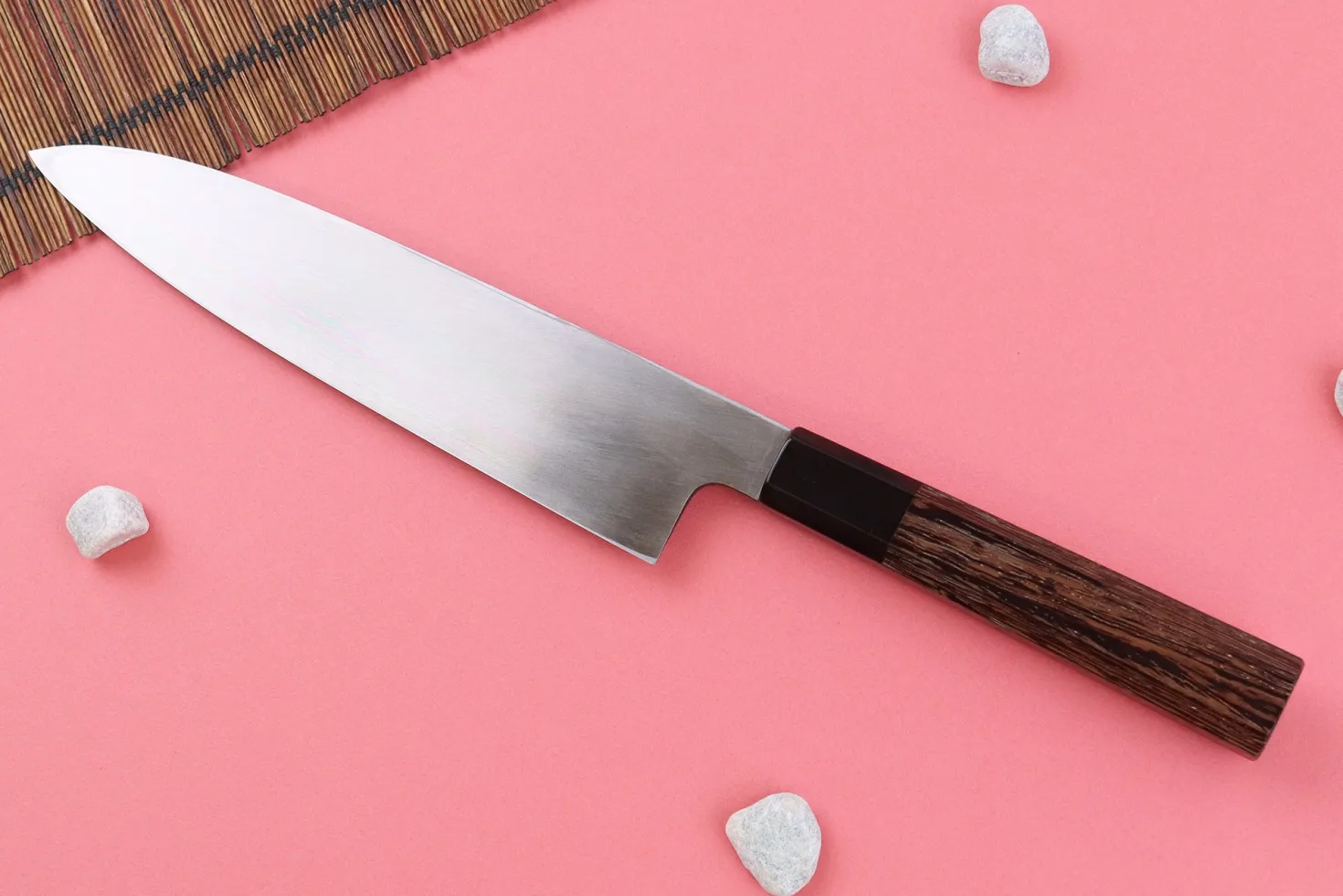Couteau gyuto asymétrique 21cm japonais artisanal Hatsukokoro Shirasagi manche en wengé