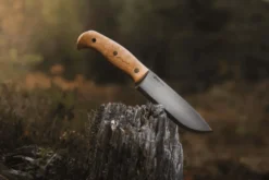 Couteau Helle Nord H670 lame en acier 14,7cm manche en bouleau frisé + étui en cuir