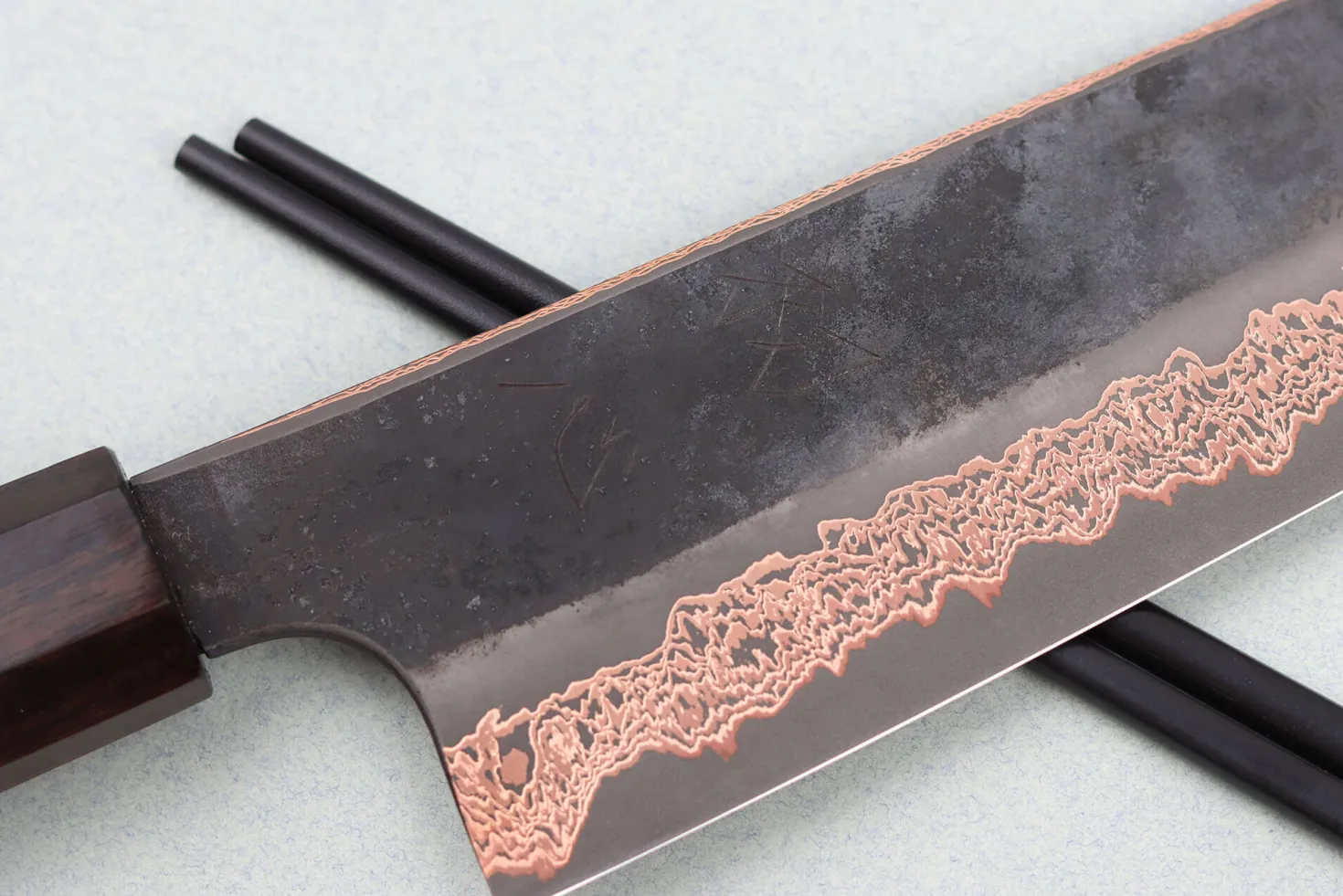 Couteau kiritsuke 24cm japonais artisanal Hatsukokoro Yorokobi Kurouchi Damas