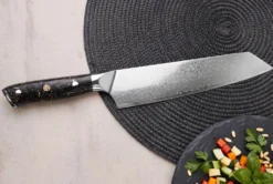 Couteau kiritsuke Wusaki Sakin Damas 10Cr 20cm manche en fibre de carbone et feuille d'or