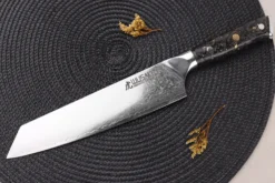 Couteau kiritsuke Wusaki Sakin Damas 10Cr 20cm manche en fibre de carbone et feuille d'or