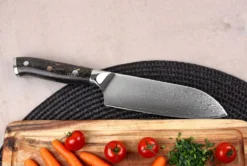 Couteau ko-santoku Wusaki Sakin Damas 10Cr 13cm manche en fibre de carbone et feuille d'or