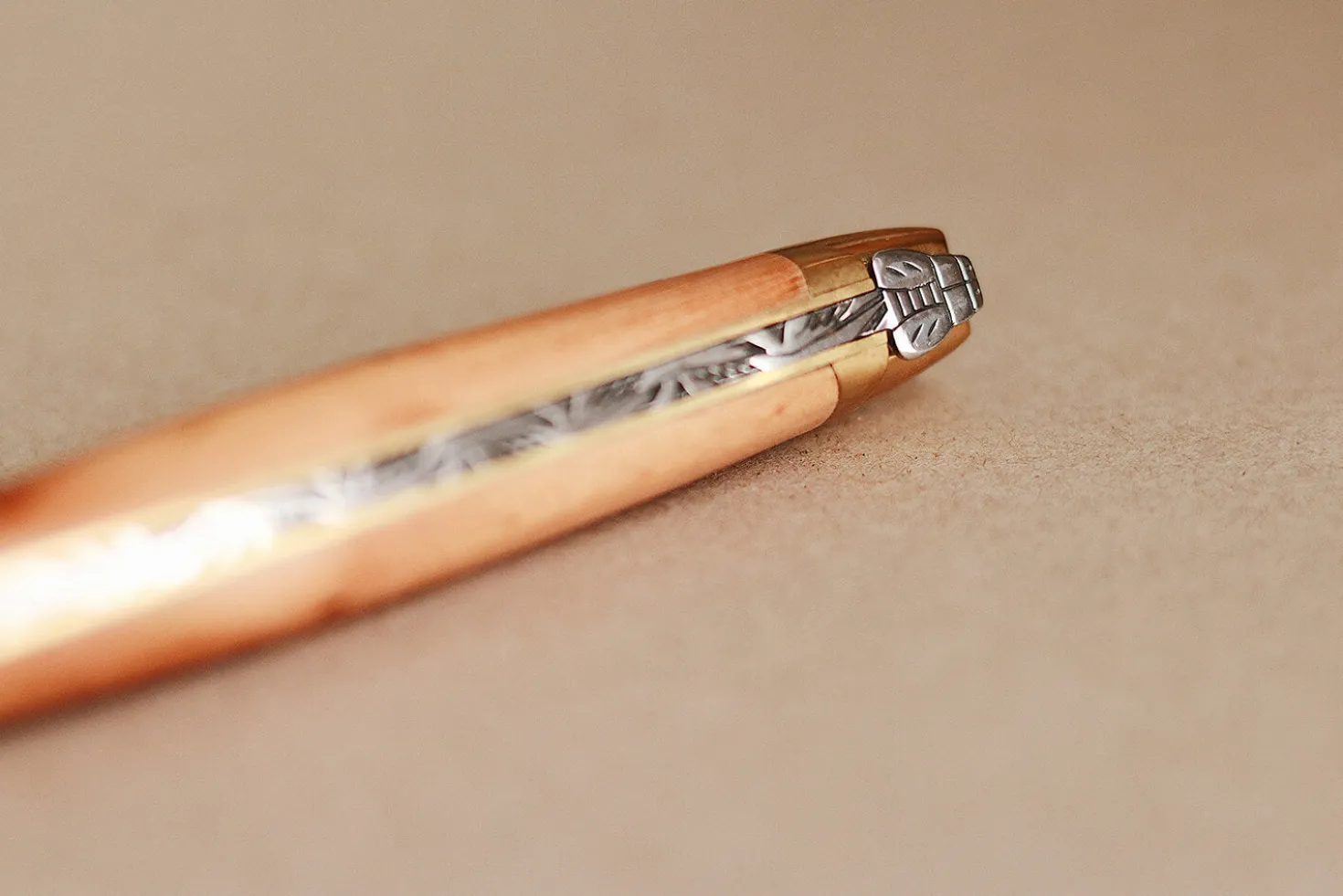 Couteau pliant Forge de Laguiole manche en bois de genévrier 11cm mitres en laiton