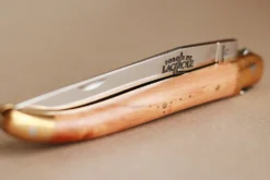 Couteau pliant Forge de Laguiole manche en bois de genévrier 11cm mitres en laiton
