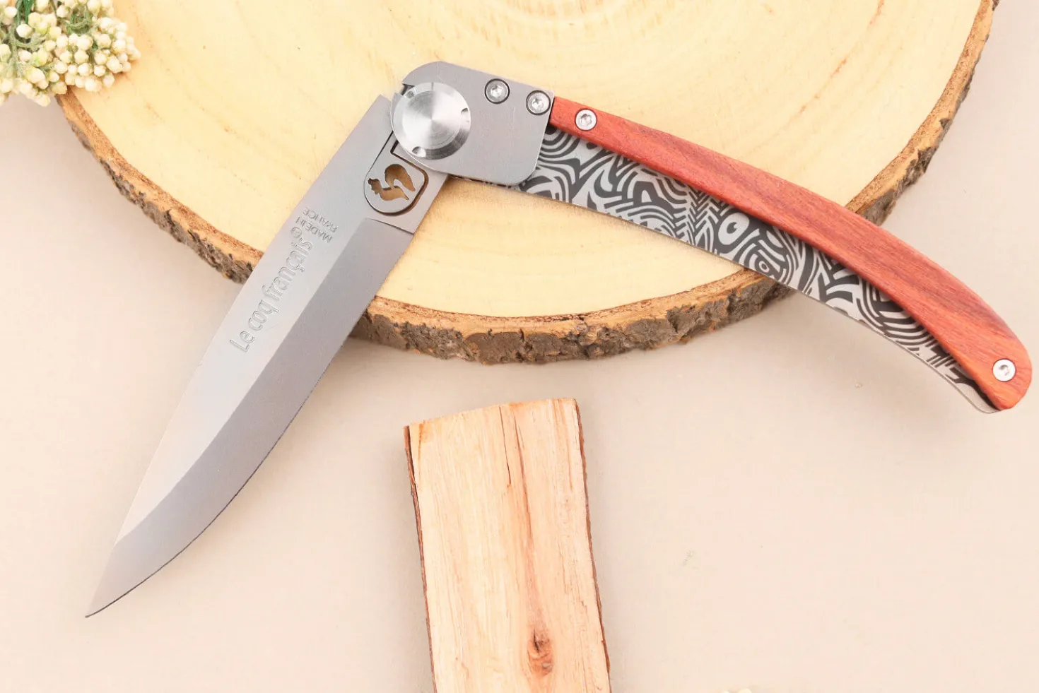 Couteau pliant Le Coq Français Tropical Red Heart artisanal manche bois rouge 11,5cm + étui