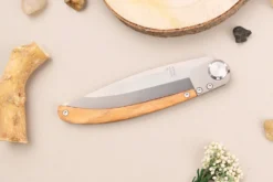 Couteau pliant Le Coq Français Chemin de Saint-Jacques artisanal manche bois d'olivier 11,5cm + étui