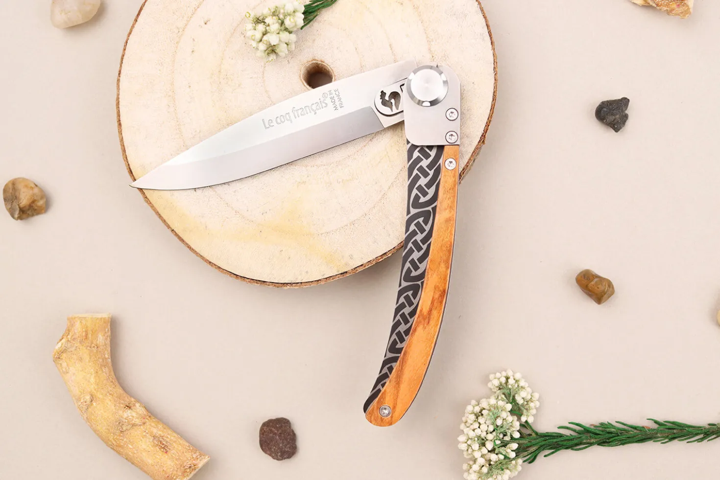Couteau pliant Le Coq Français Celtic artisanal manche bois d'olivier 11,5cm + étui