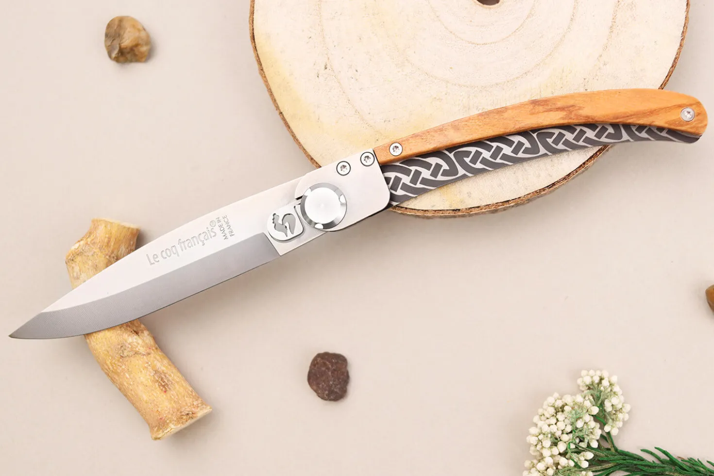 Couteau pliant Le Coq Français Celtic artisanal manche bois d'olivier 11,5cm + étui