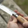 Couteau pliant Opinel n°12 lame crantée 12cm manche hêtre