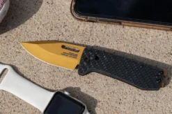 Couteau pliant SOG Ultra XR Gold SGULTRAXRGD manche en fibre de carbone noir 9,1cm