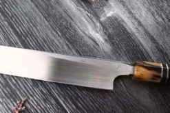 Couteau sakimaru takohiki japonais artisanal Naoki Mazaki Damascus biseauté 27cm corne claire