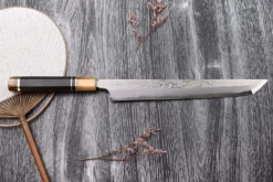Couteau sakimaru takohiki japonais artisanal Naoki Mazaki Damascus biseauté 27cm corne claire