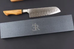 Couteau santoku alvéolé 18cm Ryda Knives ST650 Damas et manche en olivier
