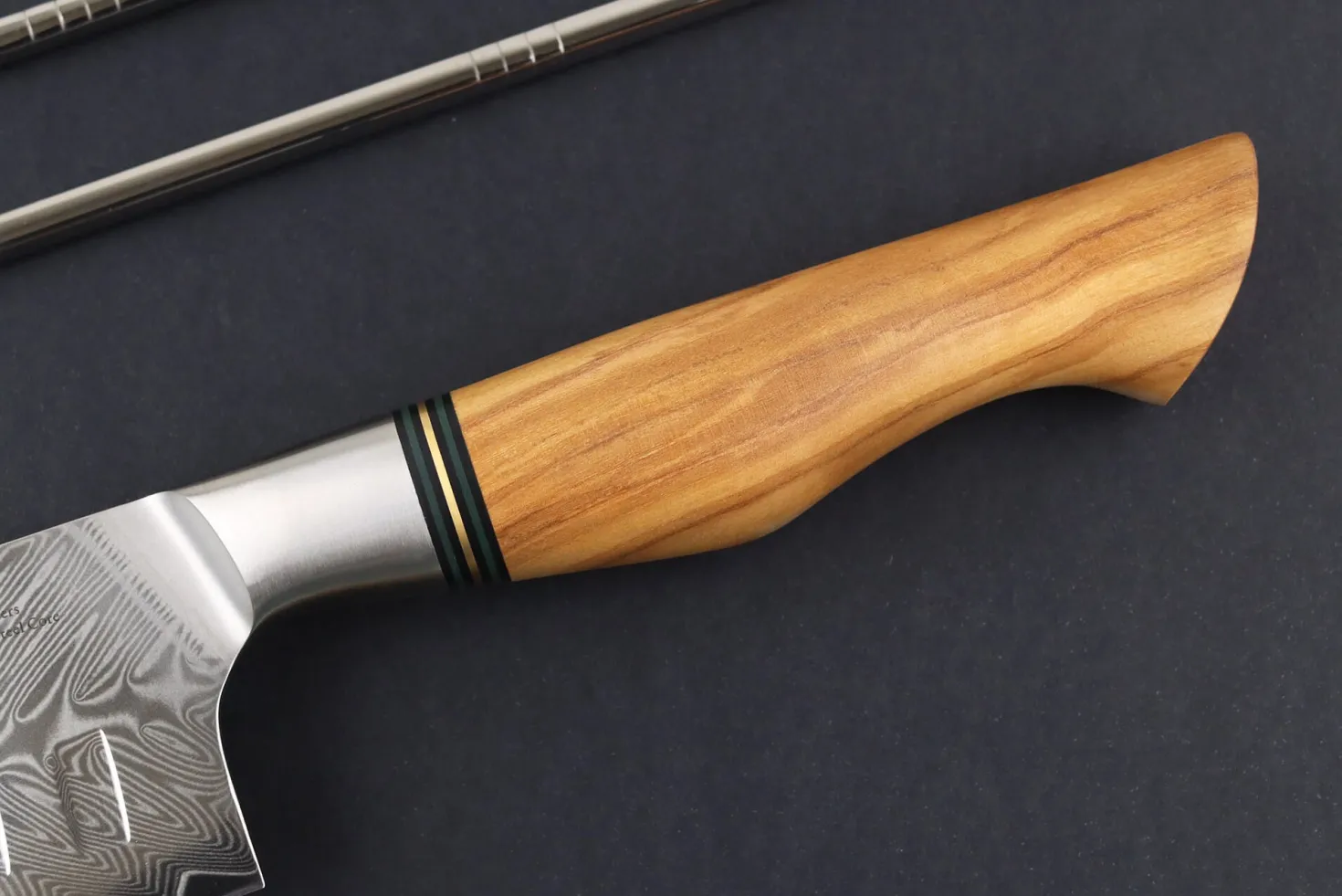 Couteau santoku alvéolé 18cm Ryda Knives ST650 Damas et manche en olivier