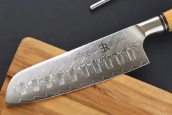 Couteau santoku alvéolé 18cm Ryda Knives ST650 Damas et manche en olivier